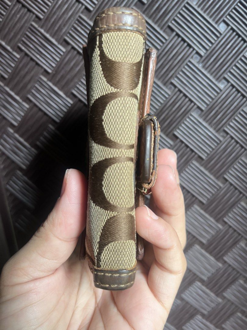 Coach soho trifold wallet (Category: Luxury Bags & Wallets) located in Iloilo. Submitted by jaeelleanik2 (Listing ID 1470985397, Image 3). Description: No rubs on canvas Light scratch on leather but not rot dry Scratch on hardware Still very pretty +++SF .