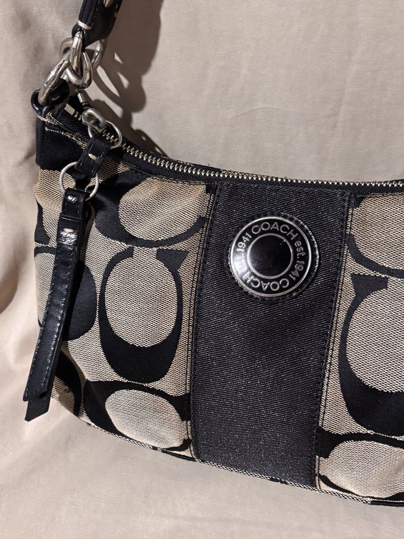 Coach stripe canvas in gray and black (Category: Shoulder Bags) located in Tagbilaran City. Submitted by gloriannecoach.1234 (Listing ID 1470972345, Image 2). Description: May minimal rubs sa canvas And my slight issue sa handle.