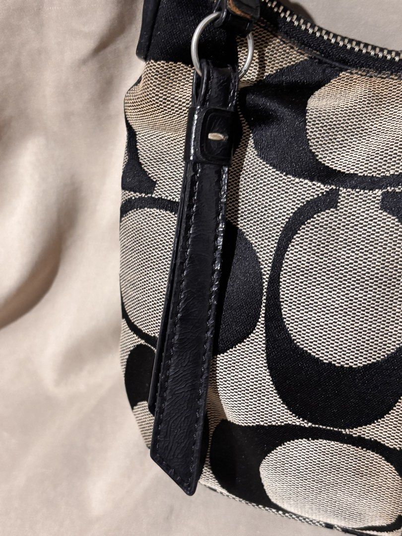 Coach stripe canvas in gray and black (Category: Shoulder Bags) located in Tagbilaran City. Submitted by gloriannecoach.1234 (Listing ID 1470972345, Image 3). Description: May minimal rubs sa canvas And my slight issue sa handle.