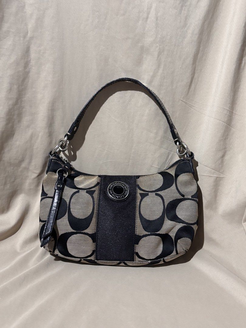 Coach stripe canvas in gray and black (Category: Shoulder Bags) located in Tagbilaran City. Submitted by gloriannecoach.1234 (Listing ID 1470972345, Image 1). Description: May minimal rubs sa canvas And my slight issue sa handle.