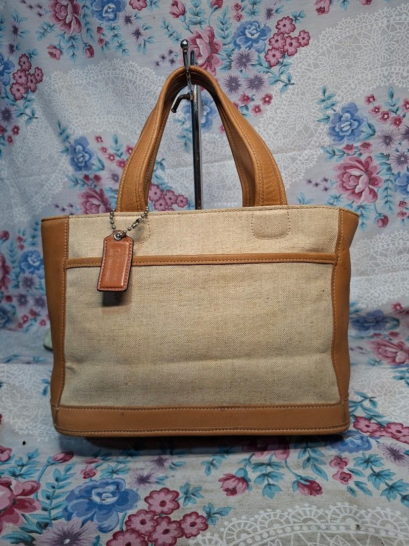 COACH VINTAGE HANDBAG (Category: Tote Bags) located in General Mariano Alvarez. Submitted by adonid (Listing ID 1471056650, Image 1). Description: GOOD CONDITION ORIGINAL COACH VINTAGE HANDBAG NO ISSUE NORMAL SIGN OF UDAGE ONLY.