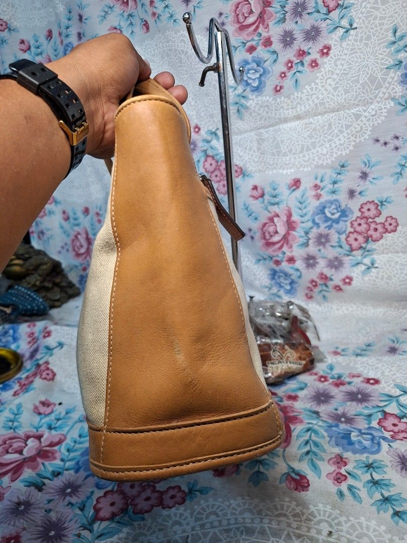 COACH VINTAGE HANDBAG (Category: Tote Bags) located in General Mariano Alvarez. Submitted by adonid (Listing ID 1471056650, Image 3). Description: GOOD CONDITION ORIGINAL COACH VINTAGE HANDBAG NO ISSUE NORMAL SIGN OF UDAGE ONLY.