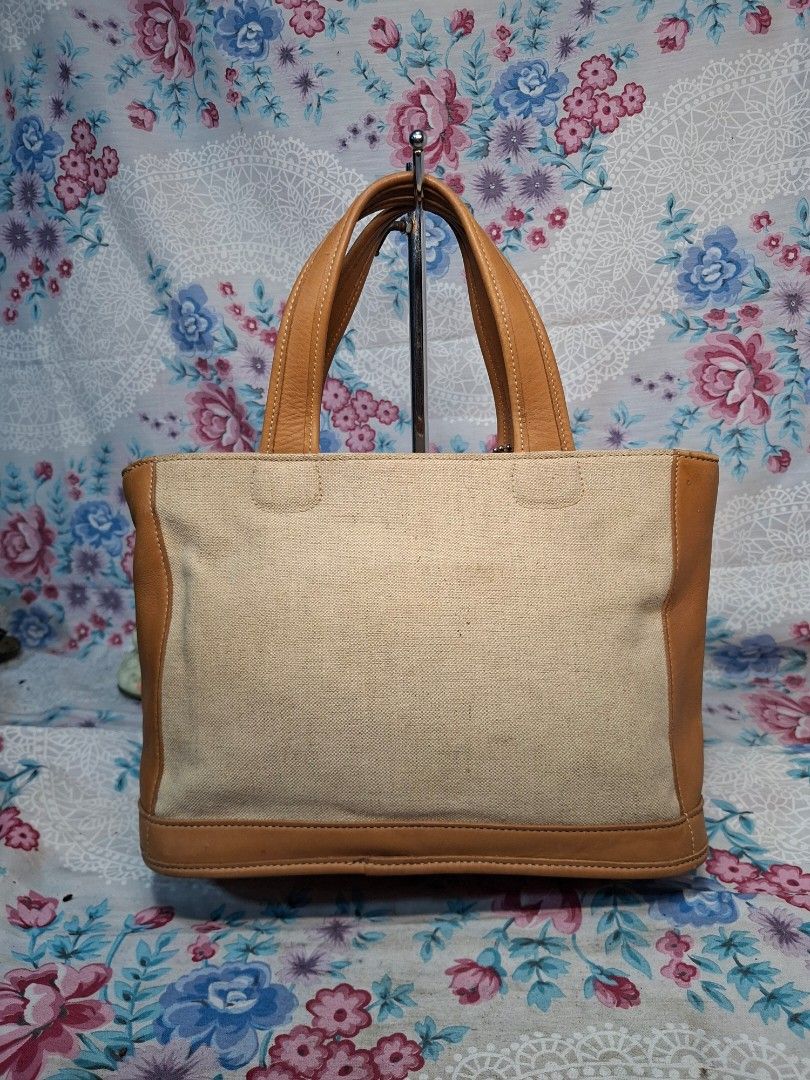 COACH VINTAGE HANDBAG (Category: Tote Bags) located in General Mariano Alvarez. Submitted by adonid (Listing ID 1471056650, Image 2). Description: GOOD CONDITION ORIGINAL COACH VINTAGE HANDBAG NO ISSUE NORMAL SIGN OF UDAGE ONLY.