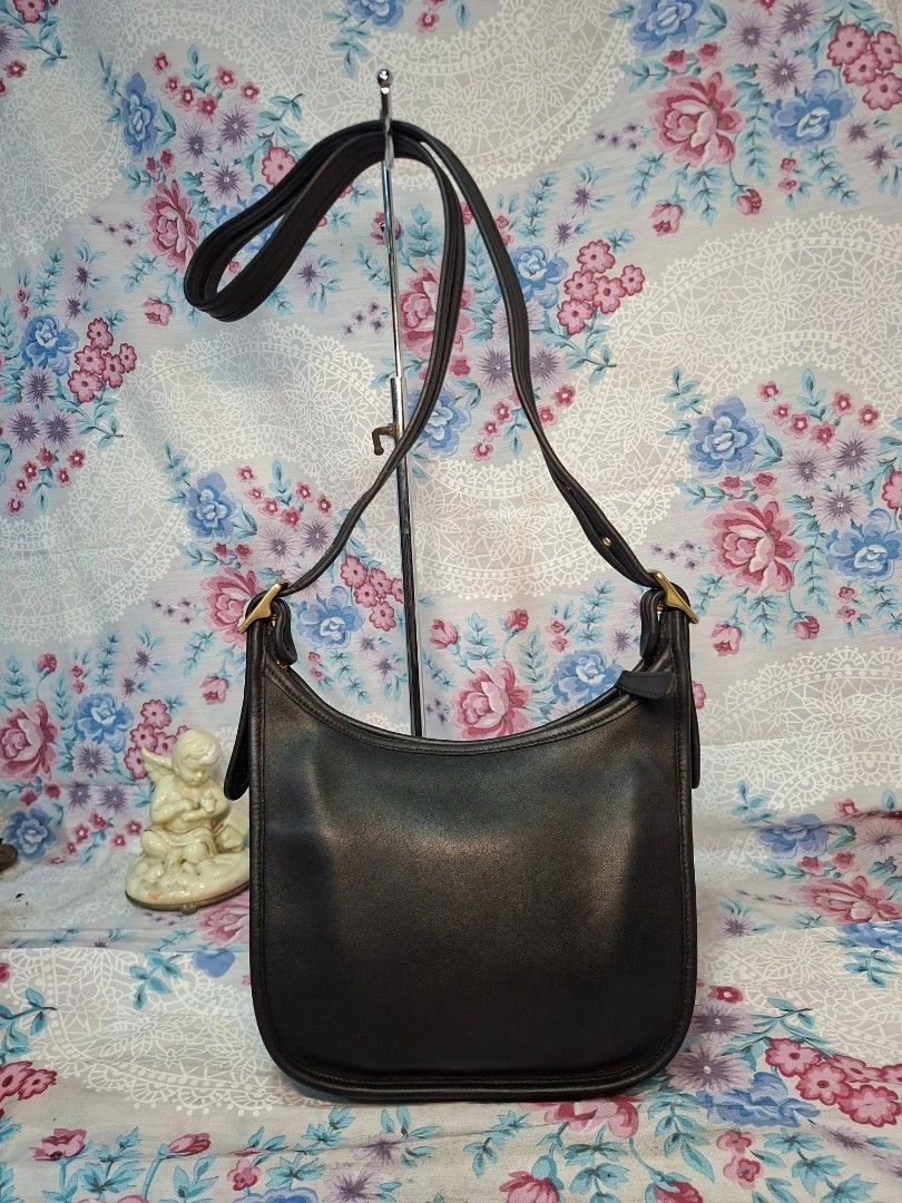 COACH VINTAGE LEATHER BAG (Category: Cross-body Bags) located in General Mariano Alvarez. Submitted by adonid (Listing ID 1471046204, Image 3). Description: GOOD CONDITION ORIGINAL COACH VINTAGE LEATHER BAG NO ISSUE NORMAL SIGN OF USAGD ONLY.