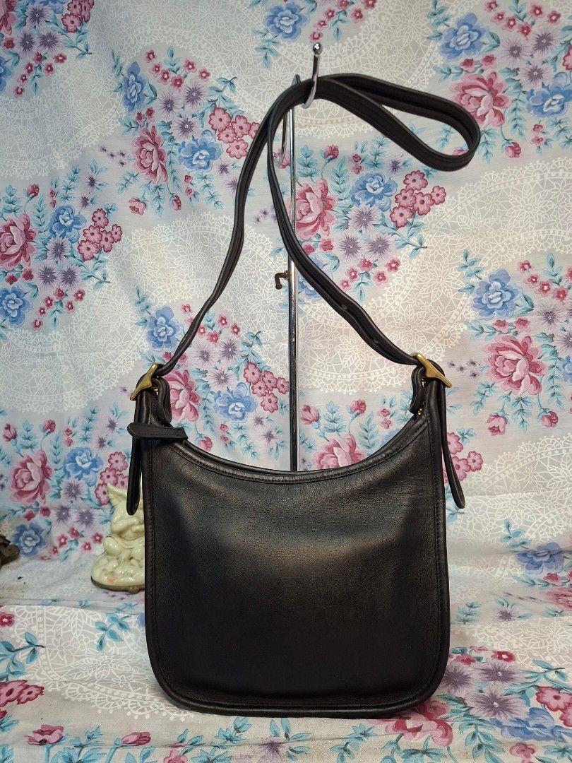 COACH VINTAGE LEATHER BAG (Category: Cross-body Bags) located in General Mariano Alvarez. Submitted by adonid (Listing ID 1471046204, Image 1). Description: GOOD CONDITION ORIGINAL COACH VINTAGE LEATHER BAG NO ISSUE NORMAL SIGN OF USAGD ONLY.