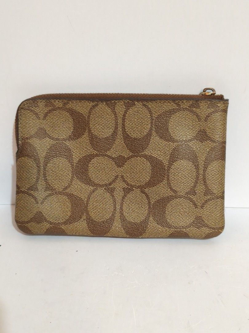 Coach wallet (Category: Wallets & Card holders) located in Bayombong. Submitted by ecec1992 (Listing ID 1471067544, Image 3). Description: wala lang zipper pero in good condition pwede nyo palagyan.