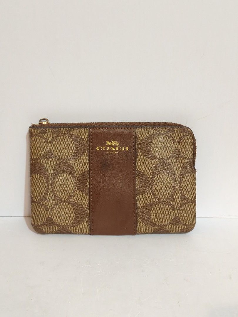 Coach wallet (Category: Wallets & Card holders) located in Bayombong. Submitted by ecec1992 (Listing ID 1471067544, Image 1). Description: wala lang zipper pero in good condition pwede nyo palagyan.