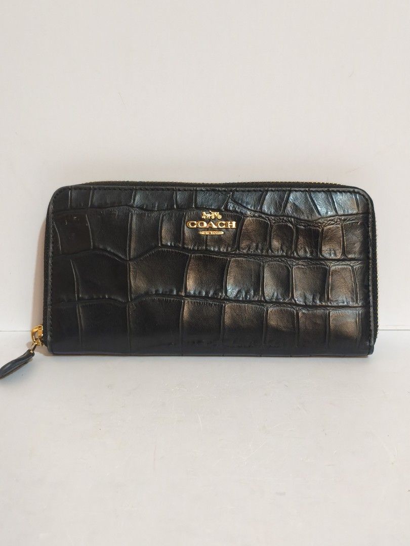 Coach wallet (Category: Wallets & Card holders) located in Bayombong. Submitted by ecec1992 (Listing ID 1471068250, Image 1). Description: may issue sa loob nagbakbak lang pero sa labas is okay naman.