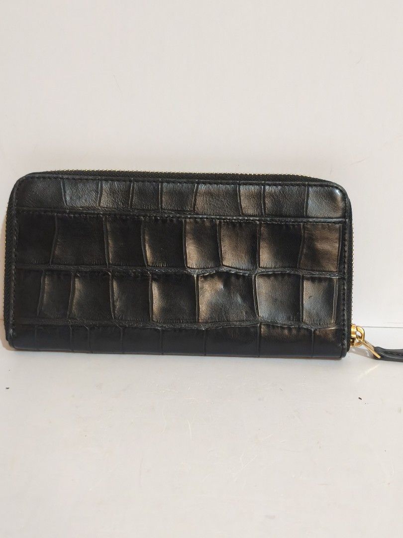 Coach wallet (Category: Wallets & Card holders) located in Bayombong. Submitted by ecec1992 (Listing ID 1471068250, Image 3). Description: may issue sa loob nagbakbak lang pero sa labas is okay naman.