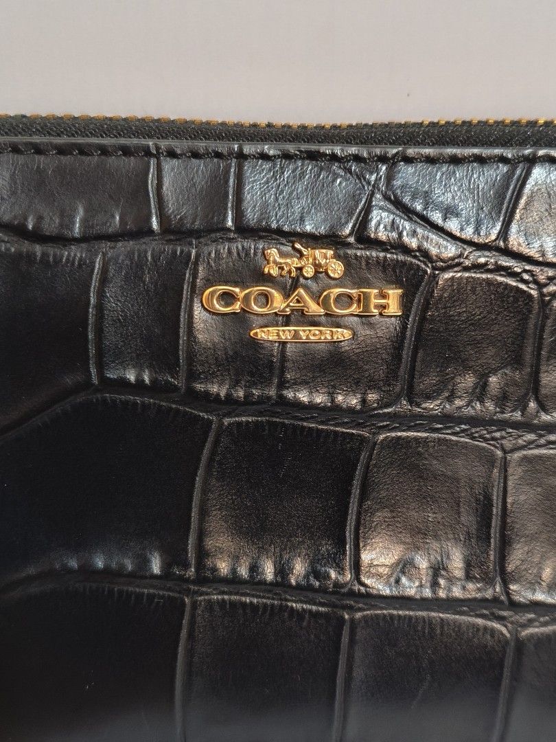 Coach wallet (Category: Wallets & Card holders) located in Bayombong. Submitted by ecec1992 (Listing ID 1471068250, Image 2). Description: may issue sa loob nagbakbak lang pero sa labas is okay naman.