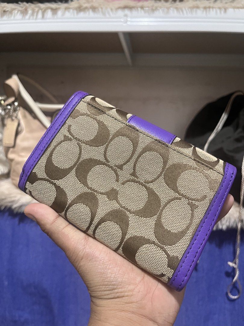 Coach wallet (Category: Luxury Bags & Wallets) located in Davao. Submitted by harryybane90592 (Listing ID 1471085105, Image 2). Description: Fade inside and parang nadikit yung inside po.