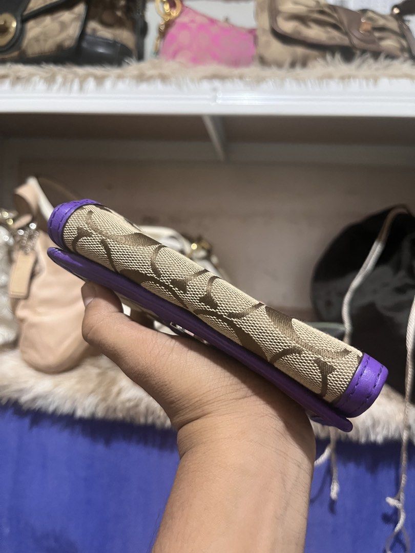 Coach wallet (Category: Luxury Bags & Wallets) located in Davao. Submitted by harryybane90592 (Listing ID 1471085105, Image 3). Description: Fade inside and parang nadikit yung inside po.
