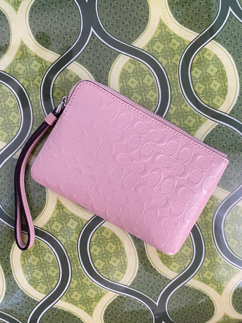 Coach Wristlet (Category: Luxury Bags & Wallets) located in Tabaco. Submitted by camila_dp (Listing ID 1471113970, Image 2). Description: .