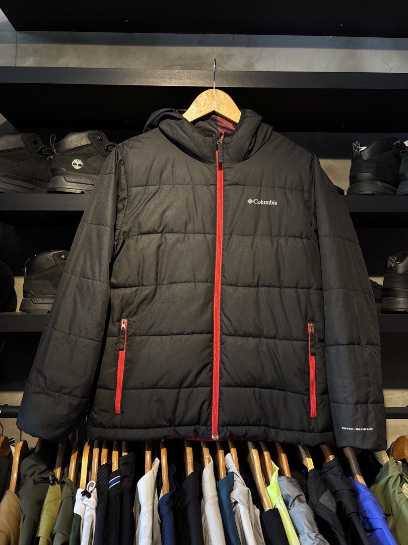 Columbia Reversible Puffer Jacket for Boys (Category: Coats, Jackets and Outerwear) located in San Fernando. Submitted by kayemanalac_05 (Listing ID 1470973346, Image 1). Description: L25 W20 14-16 years old.