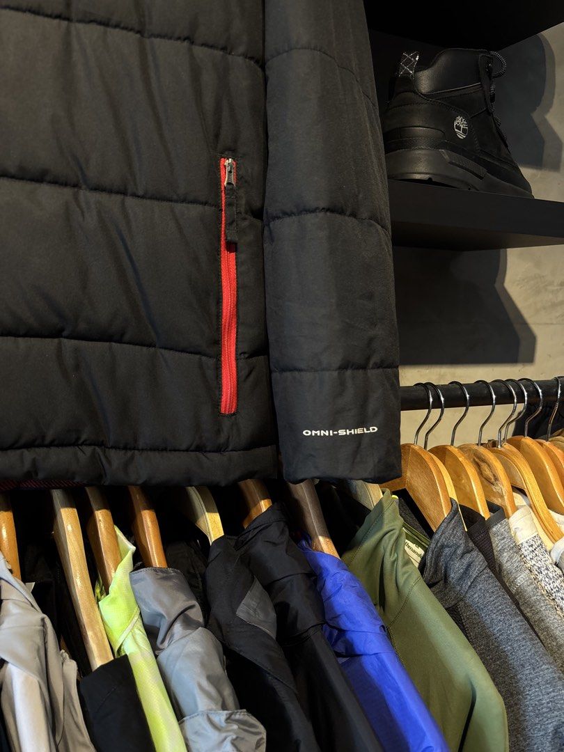 Columbia Reversible Puffer Jacket for Boys (Category: Coats, Jackets and Outerwear) located in San Fernando. Submitted by kayemanalac_05 (Listing ID 1470973346, Image 2). Description: L25 W20 14-16 years old.
