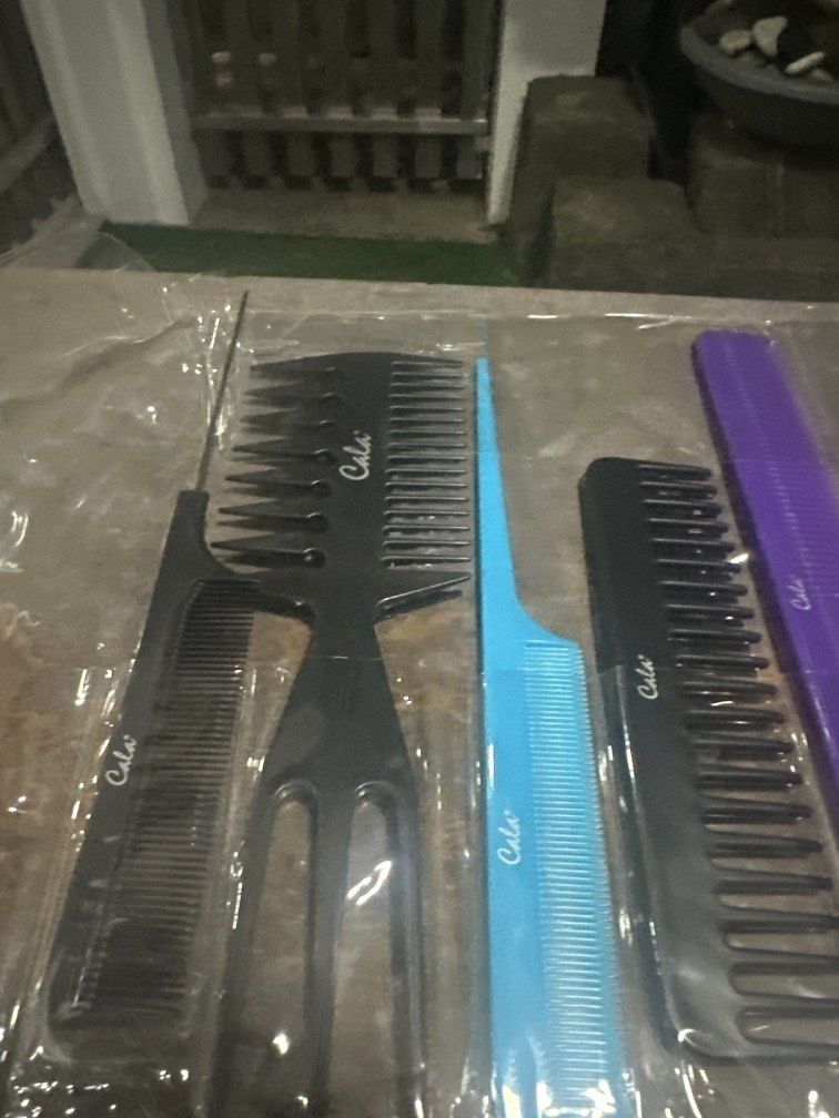 Comb Set Parlor Hair Set (Category: Hair Accessories) located in Manila. Submitted by xenasales (Listing ID 1471063344, Image 3). Description: .