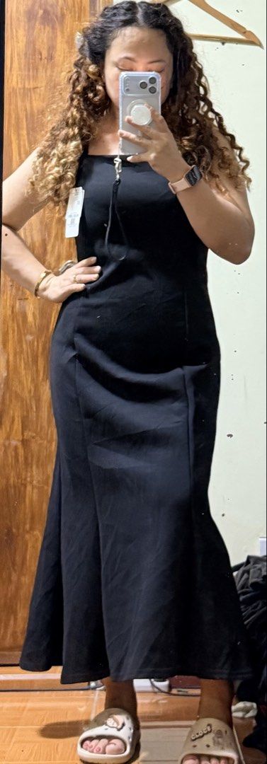 Comcoca Black Dress Size L (Category: Dresses) located in Paete. Submitted by skydruemadison (Listing ID 1471049679, Image 2). Description: - Brand: Comcoca - Condition: Brand new with tags (never worn, bought straight from the online store) - Size: L - Color: Black - Style: Spaghetti strap midi dress with adjustable straps - Fit: Fitted waist that flares out at the bottom - Material: Has a slight stretch for comfort.