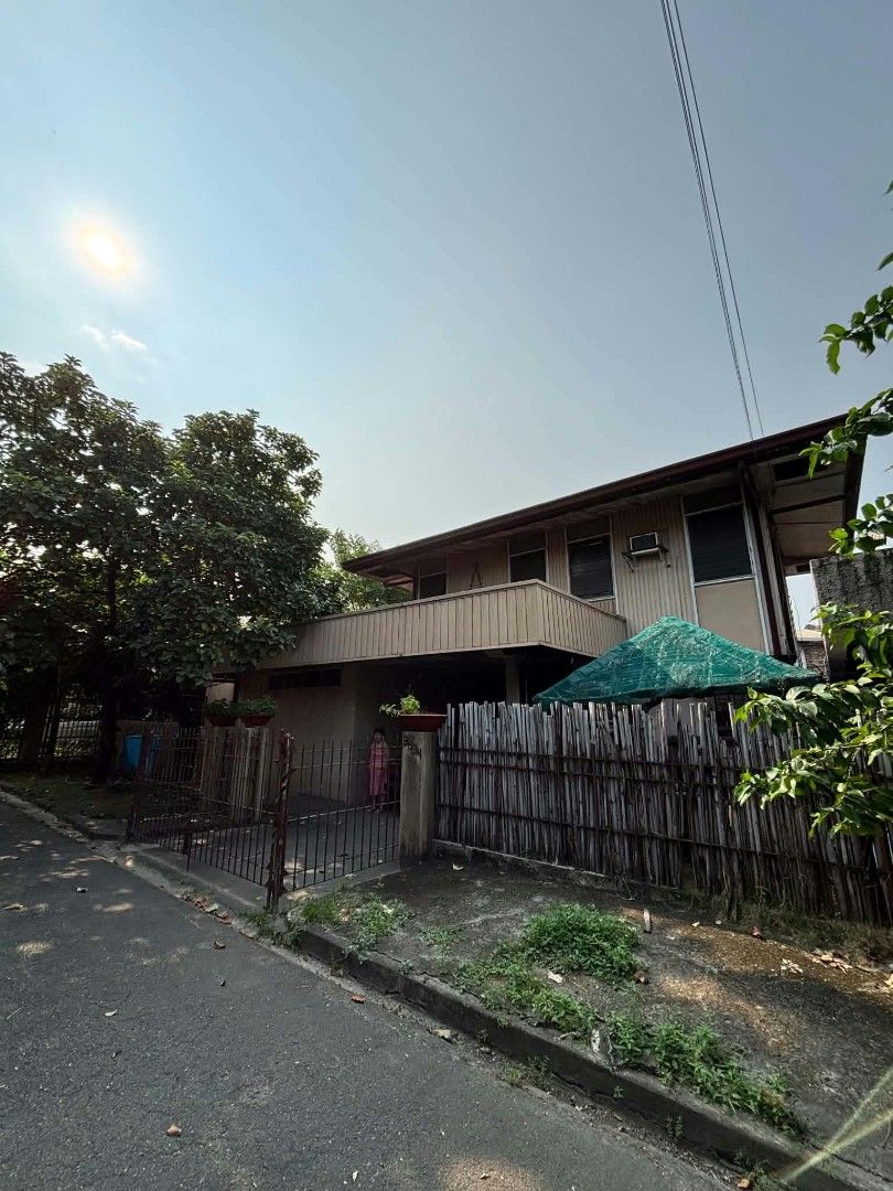 Corner lot with old house (Category: House & Lot) located in Paranaque City. Submitted by joelizah (Listing ID 1471009567, Image 2). Description: Lot with old house 📍Sunvalley, Parañaque Lot area: 350 sqm Floor area 200 sqm more or less 3 bedrooms, 2 toilet and bath maid's room 1-car garage corner lot.