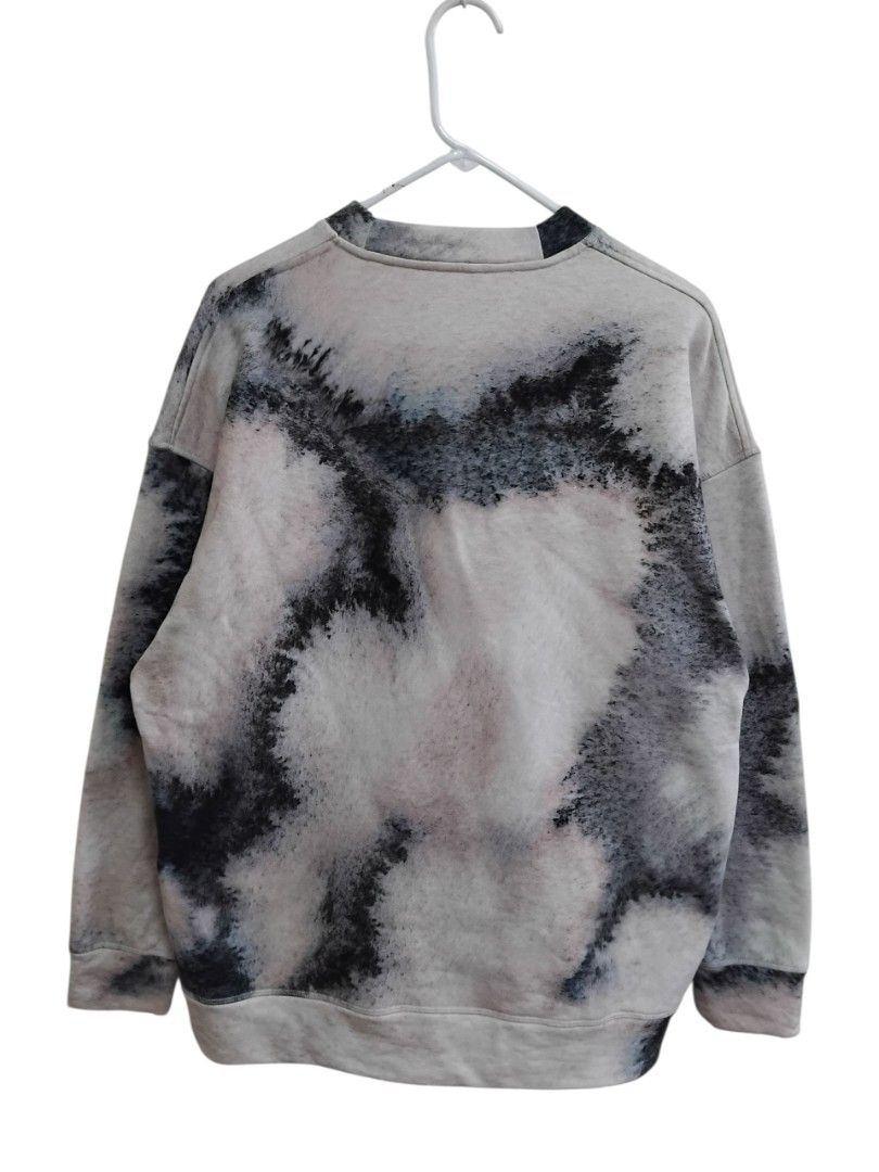 COS Oversized Tie-Dye Printed Sweatshirt (Category: Longsleeves) located in Pasig City. Submitted by hustlexcurate (Listing ID 1471026714, Image 3). Description: COS Oversized Tie-Dye Printed Sweatshirt Size S on tag fits XL Dimensions: 23X29.