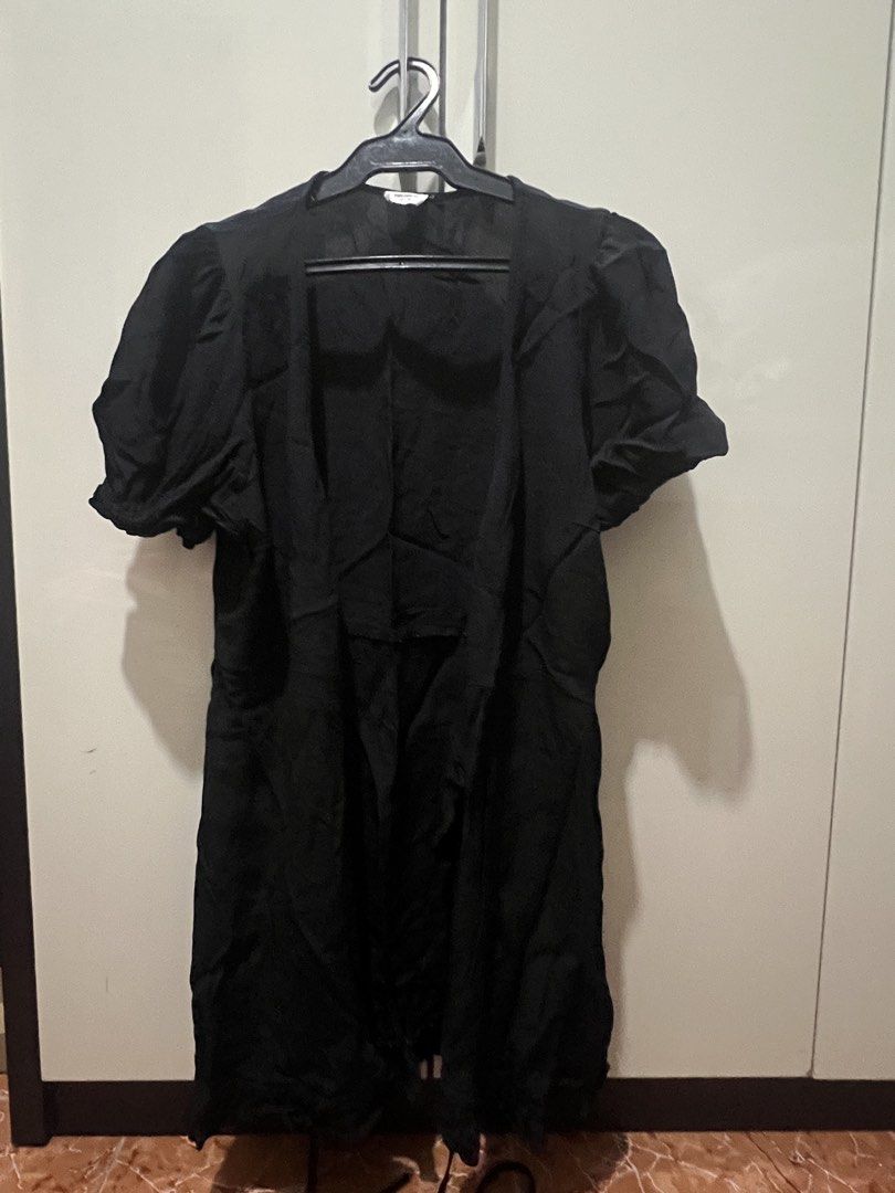 Cotton On Black Open Front Cardigan Size M (Category: Coats, Jackets and Outerwear) located in Muntinlupa City. Submitted by saiki__ (Listing ID 1470934560, Image 1). Description: - Brand: Cotton On - Size: Medium (tag attached) - Color: Classic Black - Design: Open front with stylish puff shoulders and short sleeves - Fabric: Lightweight and comfortable, made in India - Condition: Excellent, easy to throw on over casual or dressy outfits.