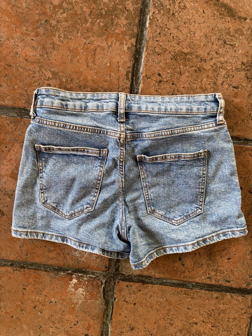Cotton On Mid Rise shorts (Category: Shorts) located in Manila. Submitted by juliaespiritu_ (Listing ID 1470965406, Image 3). Description: In very good condition.