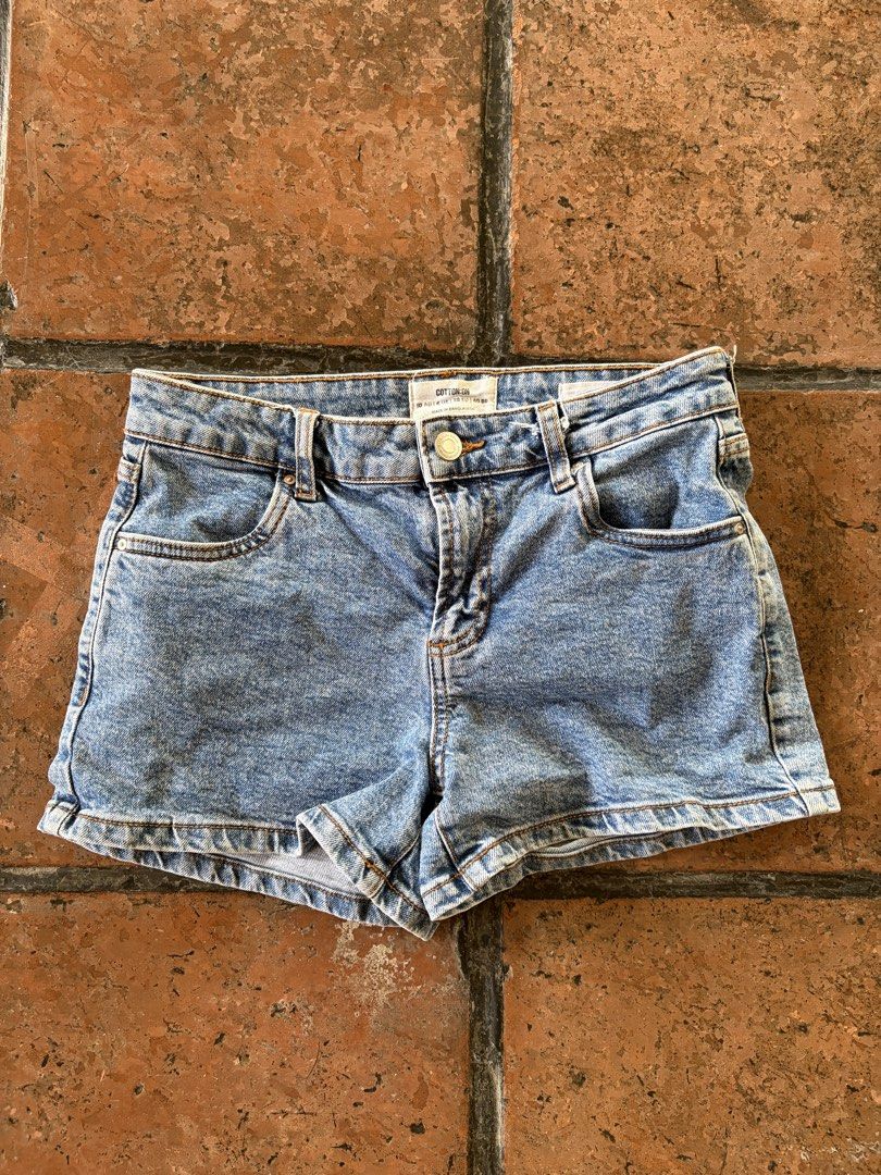 Cotton On Mid Rise shorts (Category: Shorts) located in Manila. Submitted by juliaespiritu_ (Listing ID 1470965406, Image 1). Description: In very good condition.