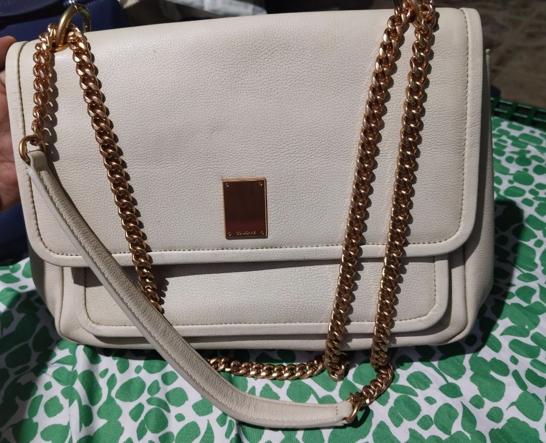 couronne shoulder bag (Category: Shoulder Bags) located in Obando. Submitted by emsky_preloved (Listing ID 1471021332, Image 2). Description: Original couronne shoulder bag/cross body. .