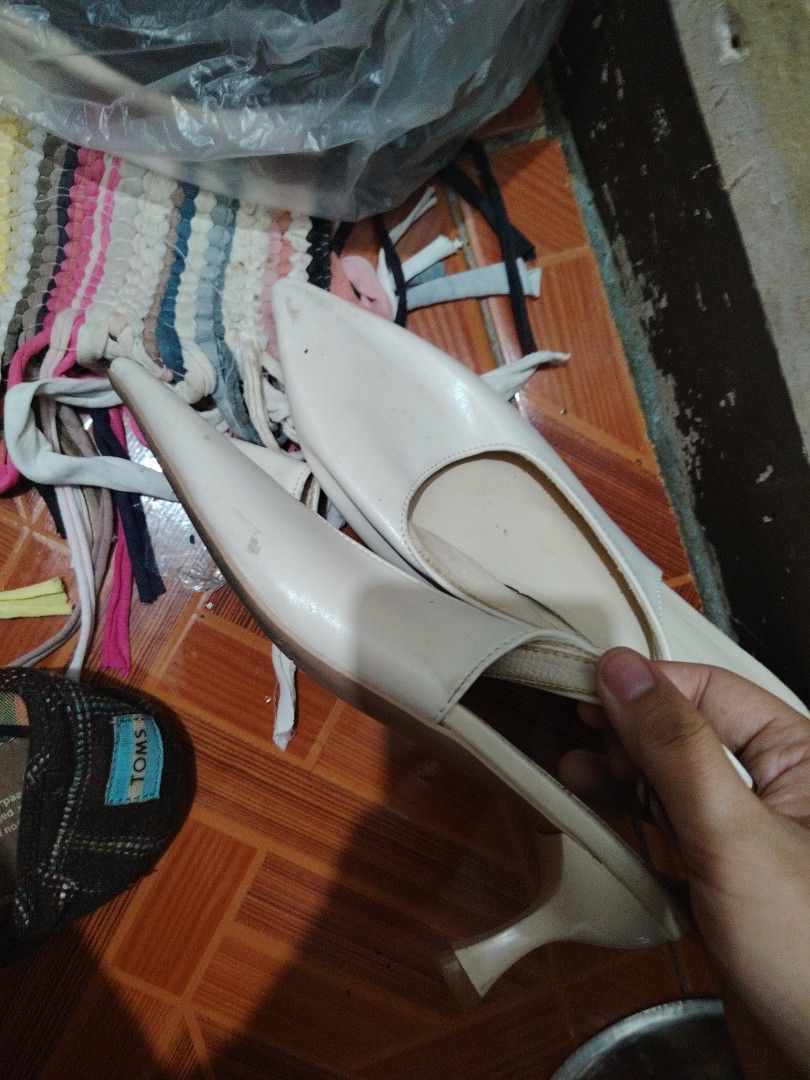 Cream pointed toe slingback heels kitten heel size 255 (Category: Heels) located in Marikina City. Submitted by yum3mi (Listing ID 1471012010, Image 2). Description: - Color: Cream - Style: Pointed toe kitten heels with slingback strap and buckle closure - Material: Smooth synthetic leather finish - Heel: Low flared heel - Size: 255 (printed on sole).