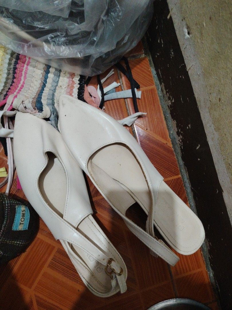 Cream pointed toe slingback heels kitten heel size 255 (Category: Heels) located in Marikina City. Submitted by yum3mi (Listing ID 1471012010, Image 1). Description: - Color: Cream - Style: Pointed toe kitten heels with slingback strap and buckle closure - Material: Smooth synthetic leather finish - Heel: Low flared heel - Size: 255 (printed on sole).