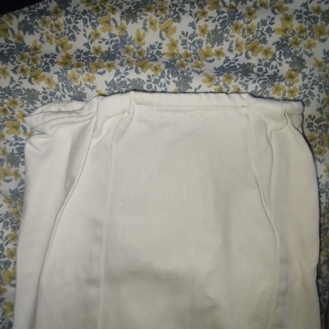 Cream Wide Leg Denim Pants (Category: Jeans) located in Manila. Submitted by lene48 (Listing ID 1470966678, Image 2). Description: - Style: Trendy wide-leg cut - Color: Clean solid white, very easy to style - Details: Classic 5-pocket design, button closure, and belt loops - Accent: Chic brown leather patch on the back waistband - Condition: Brand new / Excellent quality - Perfect for: Casual days, streetwear, or smart-casual looks -32 to 33 wais