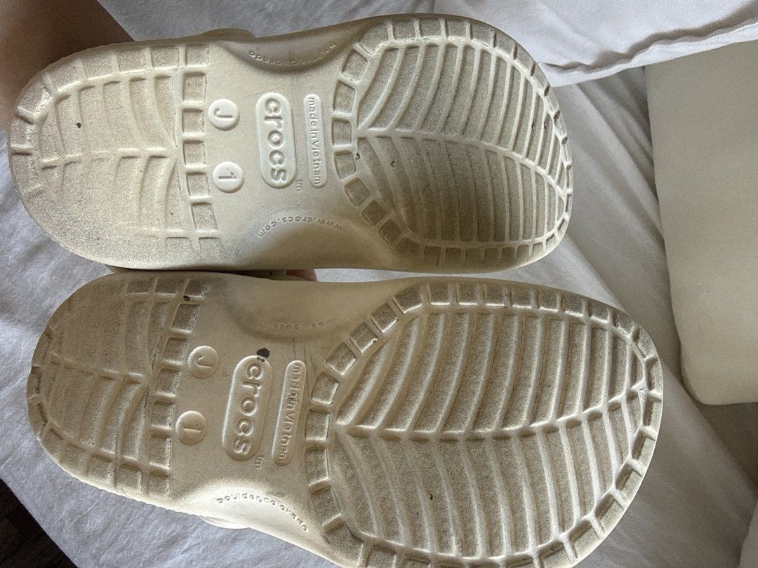 Crocs Classic Clogs White Size J1 (Category: Babies & Kids Fashion) located in Pasig City. Submitted by amandrey (Listing ID 1470995142, Image 3). Description: - White Classic Crocs Clogs - Size: J1 (indicated on sole) - Condition: Standard tread wear from use - Perfect for daily casual use and easy to clean.