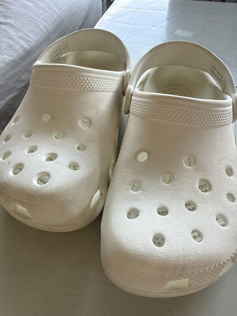 Crocs Classic Clogs White Size J1 (Category: Babies & Kids Fashion) located in Pasig City. Submitted by amandrey (Listing ID 1470995142, Image 2). Description: - White Classic Crocs Clogs - Size: J1 (indicated on sole) - Condition: Standard tread wear from use - Perfect for daily casual use and easy to clean.