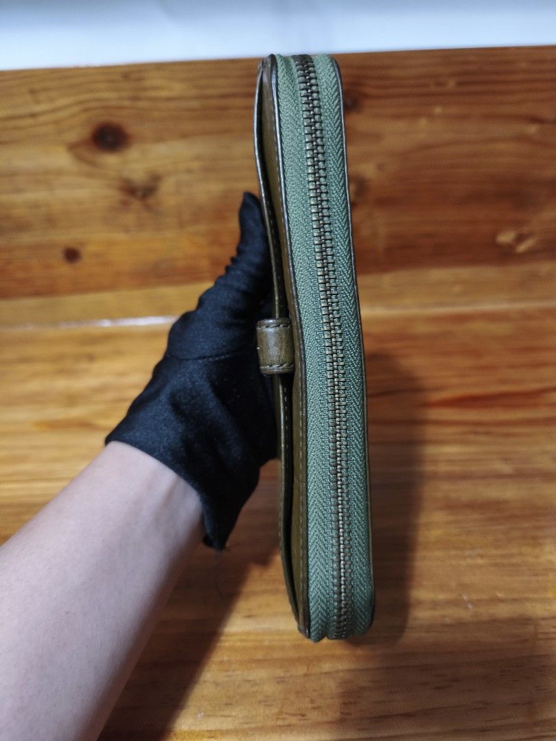Dakota zip wallet (Category: Wallets & Card holders) located in Baguio. Submitted by queenlyne_vintage_rare_finds (Listing ID 1470955293, Image 2). Description: .