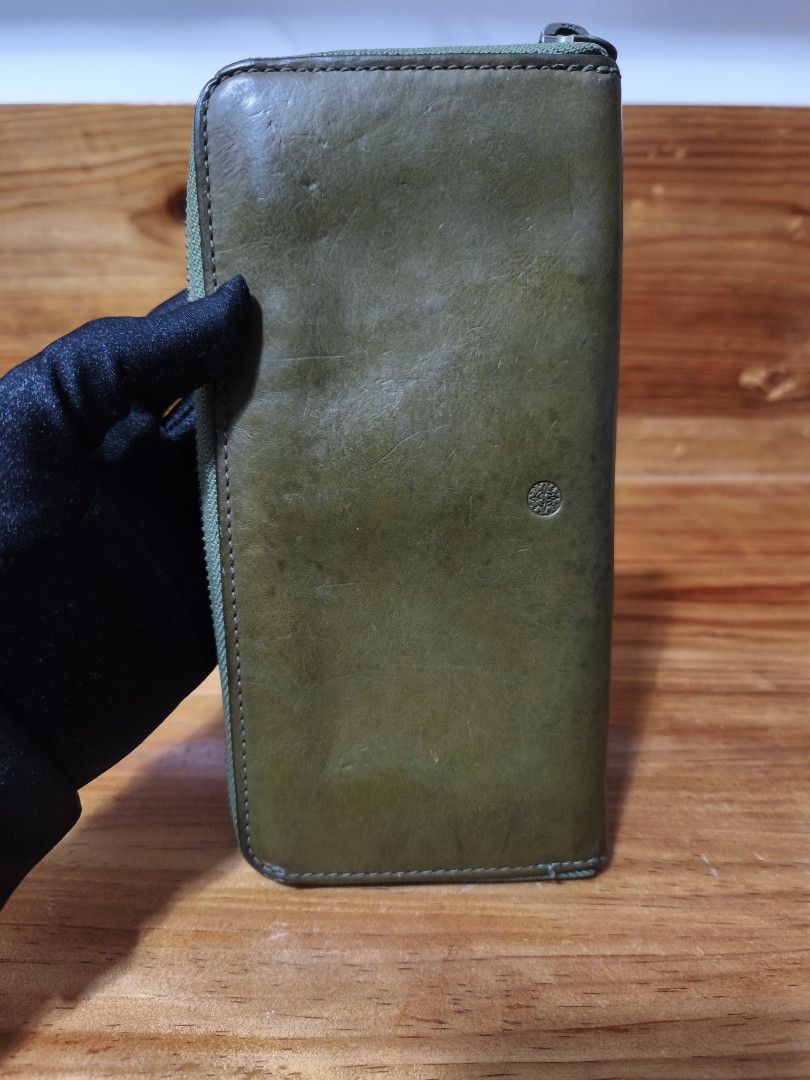 Dakota zip wallet (Category: Wallets & Card holders) located in Baguio. Submitted by queenlyne_vintage_rare_finds (Listing ID 1470955293, Image 3). Description: .
