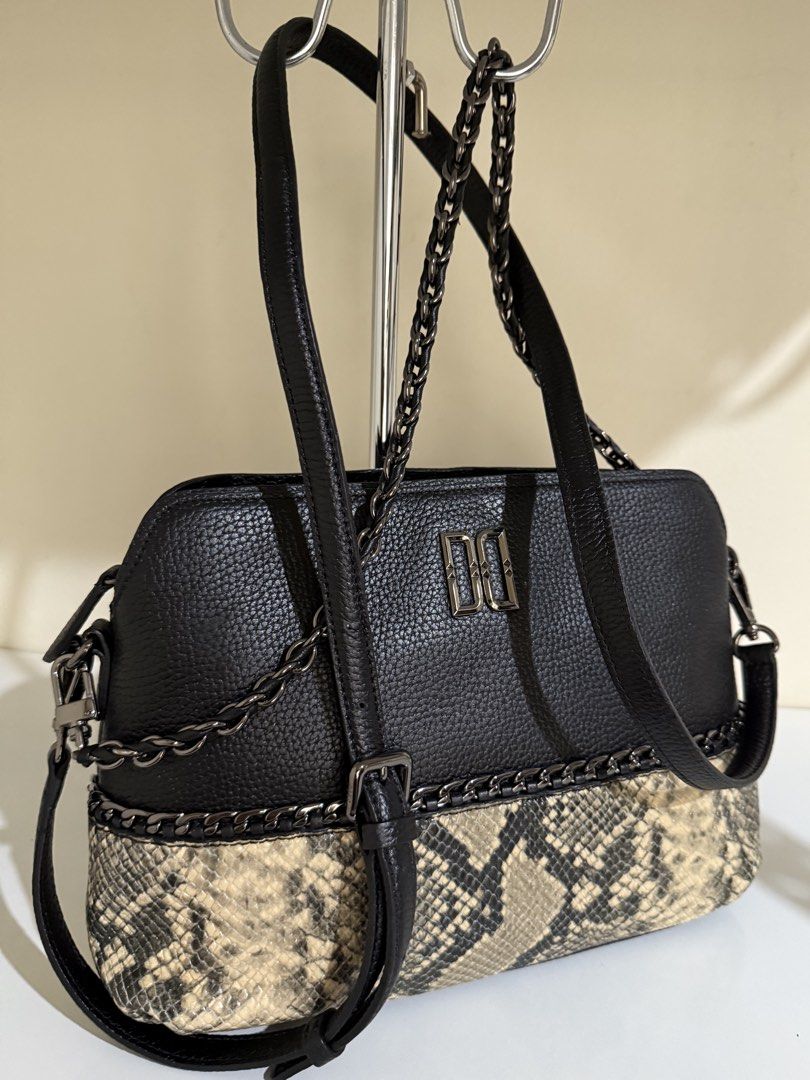 DAKS Branded Coded 2-Way Bag Leather (Category: Cross-body Bags) located in Surigao. Submitted by surplusbox (Listing ID 1470993310, Image 1). Description: Medium size spacious, 3 compartments 12 inches size, perfect size.