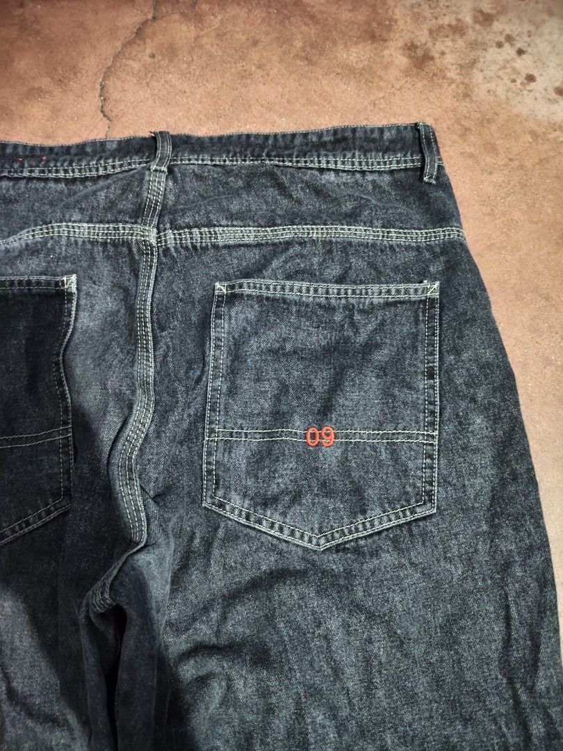 Dark Gray Denim Carpenter Baggy Pants (Category: Jeans) located in Caloocan City. Submitted by rylthrft (Listing ID 1470960558, Image 2). Description: 550 + sf dimes(nasa pic na) no issue PM FOR MORE INFO!.