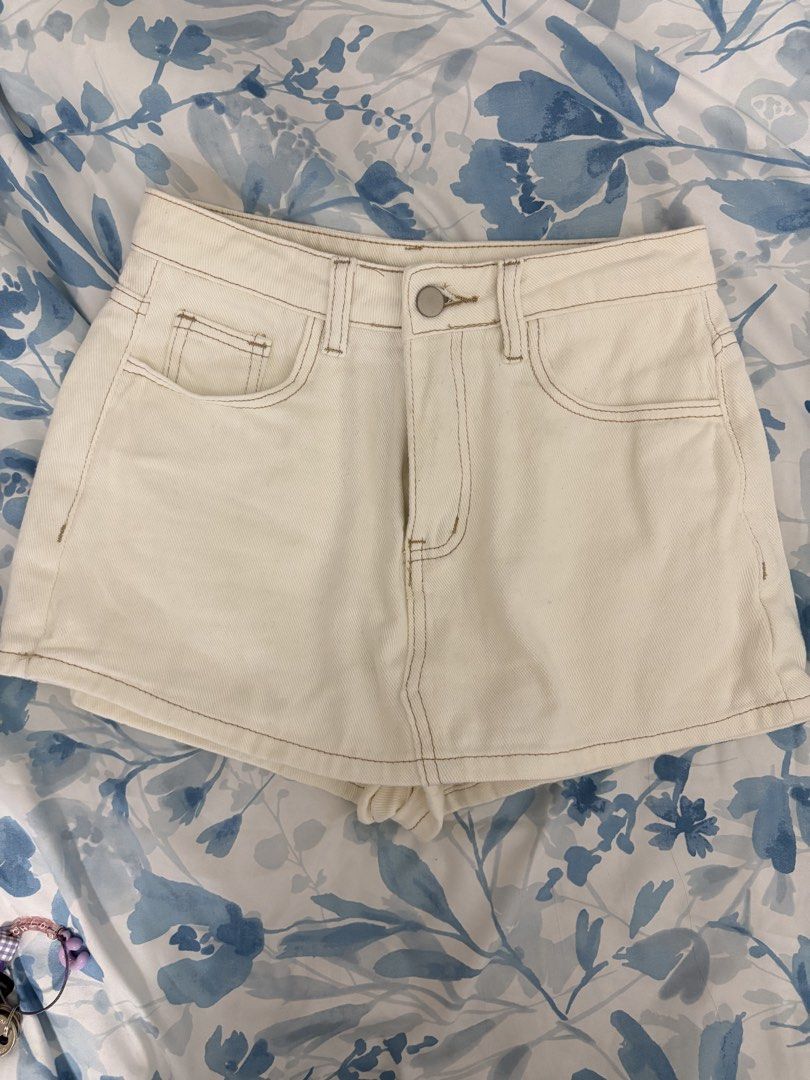 DAZY White Denim Skirt (Category: Skirts) located in Dasmarinas. Submitted by littleczarmer (Listing ID 1471028631, Image 3). Description: - rfs: wrong size - never worn - orig price: 806php - waist: 27.6 in; hip: 38.6 in; length: 12.6in.