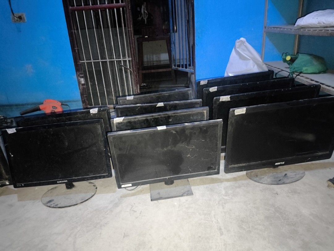 DEFECTIVE MONITORS FOR SALE BUNDLE/TAKE ALL (Category: Monitor Screens) located in Binan City. Submitted by sirxyy (Listing ID 1471033317, Image 1). Description: 4 REDFOX STAKA 21V1 4 I-O DATA LCD-AD203EB 2 SAMSUNG S19A300B 1 LG FLATRON LX76P TAKE All / BUNDLE presuyan nyo nalang as-is wala na ko extra chords/hdmi/vga. bigay ko na kung ano meron ako all tested, still working with lines lahat so test nyo nalang din. for pickup/deliver only. Buyer 
