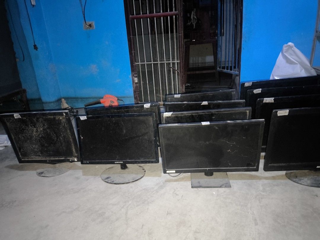 DEFECTIVE MONITORS FOR SALE BUNDLE/TAKE ALL (Category: Monitor Screens) located in Binan City. Submitted by sirxyy (Listing ID 1471033317, Image 2). Description: 4 REDFOX STAKA 21V1 4 I-O DATA LCD-AD203EB 2 SAMSUNG S19A300B 1 LG FLATRON LX76P TAKE All / BUNDLE presuyan nyo nalang as-is wala na ko extra chords/hdmi/vga. bigay ko na kung ano meron ako all tested, still working with lines lahat so test nyo nalang din. for pickup/deliver only. Buyer 