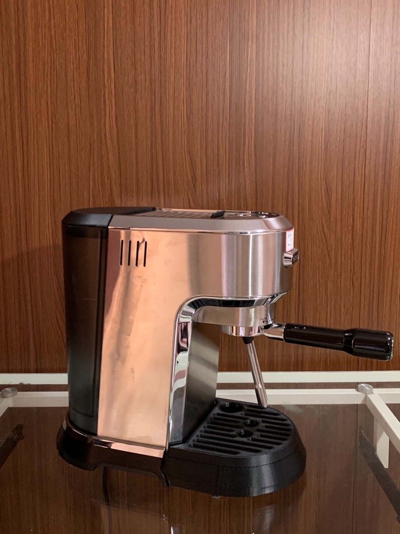 DeLonghi dedica maestro plus Espresso Machine (Category: Coffee Machines & Makers) located in Pulilan. Submitted by sebbii (Listing ID 1470960965, Image 3). Description: - Sleek polished stainless steel finish with a compact footprint, perfect for small kitchen counters - Includes a professional group handle and built-in steam wand for effortless milk frothing - Easy-to-use top button operation for hassle-free brewing - Removable clean water tank