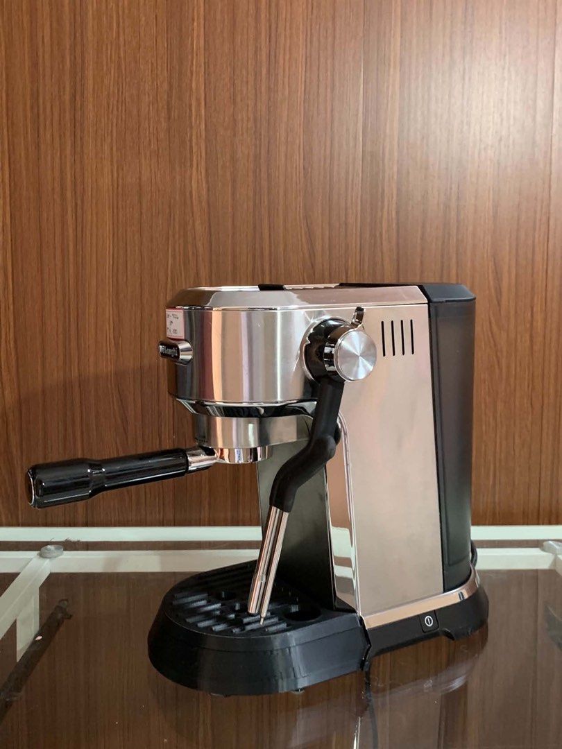 DeLonghi dedica maestro plus Espresso Machine (Category: Coffee Machines & Makers) located in Pulilan. Submitted by sebbii (Listing ID 1470960965, Image 2). Description: - Sleek polished stainless steel finish with a compact footprint, perfect for small kitchen counters - Includes a professional group handle and built-in steam wand for effortless milk frothing - Easy-to-use top button operation for hassle-free brewing - Removable clean water tank