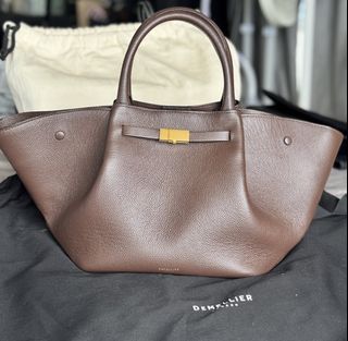 (Category: ) located in . Submitted by ajs_closet (Listing ID 1470961023, Image 1). Description: .