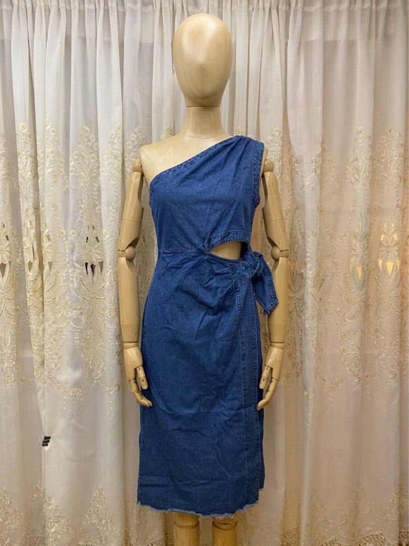 Denim Halter Maxi Dress (Category: Dresses) located in Trece Martires City. Submitted by reloveandrestyle (Listing ID 1471040259, Image 2). Description: -Pasabuy in Thailand -Super ganda ng fit niyan -Peony thailand -Good as new -Never been used -XS-SM -may fold sa baba na nakatahi para not too lonh for me -5’3 ht same as pic ang haba(pinafold lang but no cuts) .