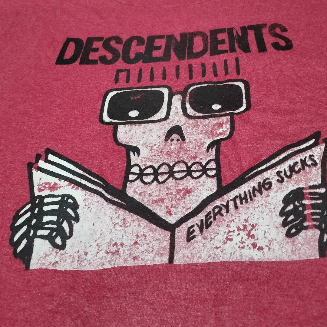 DESCENDENTS BAND SHIRT (Category: Tshirts & Polo Shirts ) located in Sariaya. Submitted by social_animalz (Listing ID 1471082919, Image 2). Description: 20.5 x 26.5 not sure if design talaga yung parang damage sa prints shipping fee is not included.