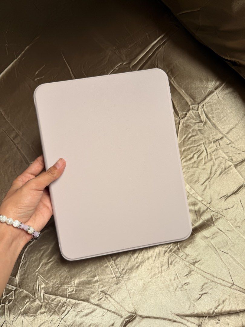 Detachable Ipad Case for Ipad 10/11th gene (Category: Cases & Sleeves) located in Baguio. Submitted by nabiwuh.06 (Listing ID 1470964469, Image 2). Description: WRONG SIZE Brand new Bought it around 800+ .