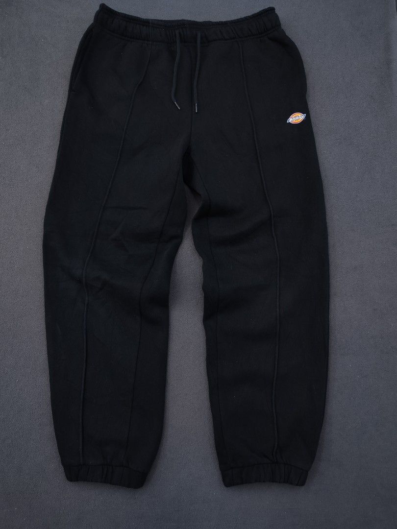 Dickies Heavy Cotton Jogger (Category: Joggers) located in Bulacan. Submitted by emilj23 (Listing ID 1470970510, Image 1). Description: Dickies Heavy Cotton Jogger Size L on tag L 37 W 32-38 Leg Hole 6 Condition 9.5/10 Color rate 9.5/10 Issue Pinhole.
