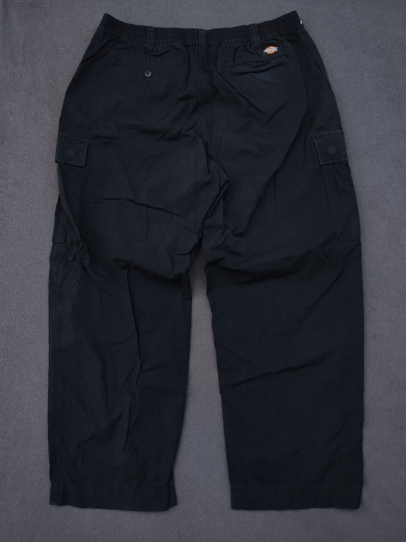 Dickies Loose Cargo Pants (Category: Trousers) located in Bulacan. Submitted by emilj23 (Listing ID 1470967629, Image 1). Description: Dickies Loose Cargo Pants Size 34 on tag L 38 W 32-36 Leg Hole 9 Condition 9.5/10 Color rate 9.5/10 No Issue.