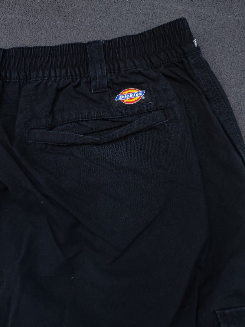 Dickies Loose Cargo Pants (Category: Trousers) located in Bulacan. Submitted by emilj23 (Listing ID 1470967629, Image 2). Description: Dickies Loose Cargo Pants Size 34 on tag L 38 W 32-36 Leg Hole 9 Condition 9.5/10 Color rate 9.5/10 No Issue.