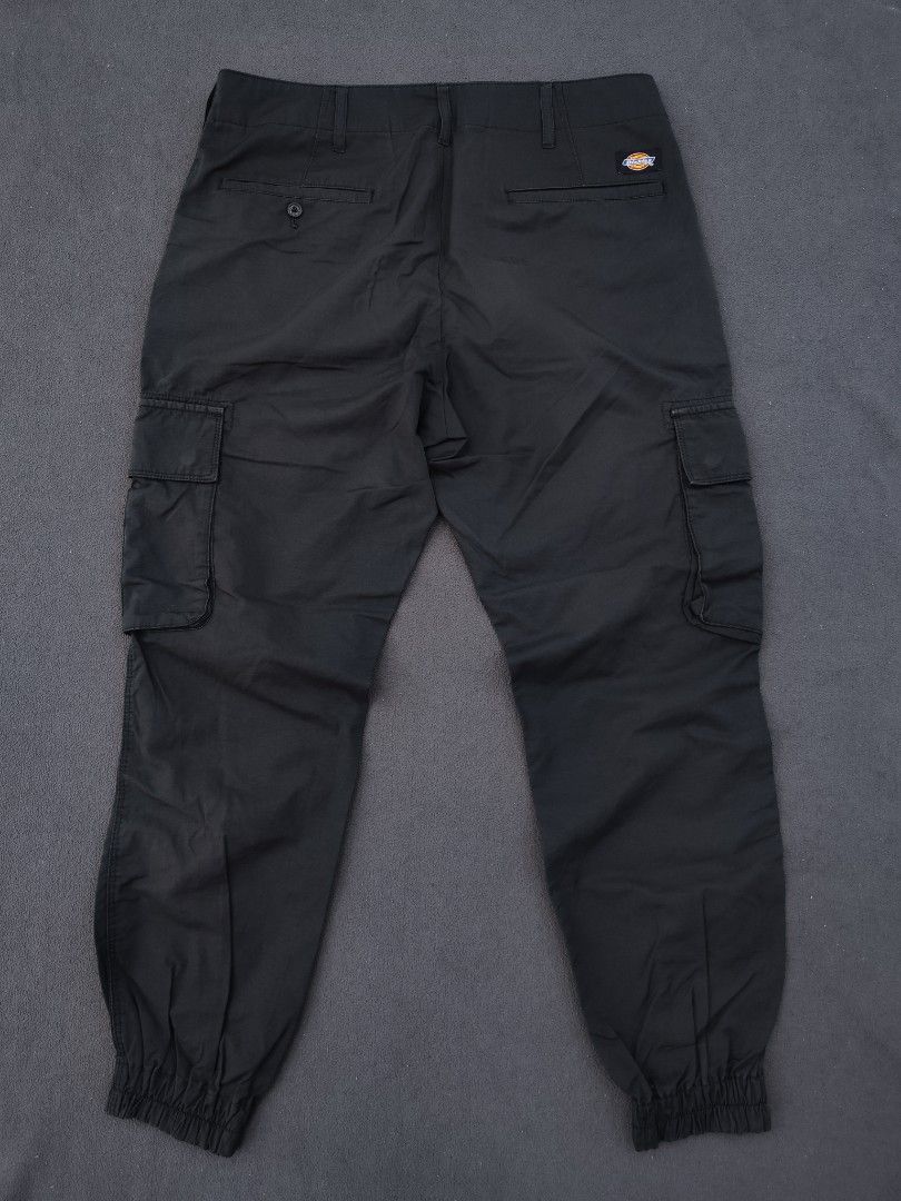 Dickies Utility Cargo Pants (Category: Trousers) located in Bulacan. Submitted by emilj23 (Listing ID 1470965377, Image 1). Description: Dickies Utility Cargo Pants Size 30 on tag L 35.5 W 32 Leg Hole 4.5 Condition 9/10 Color rate 9/10 No Issue.