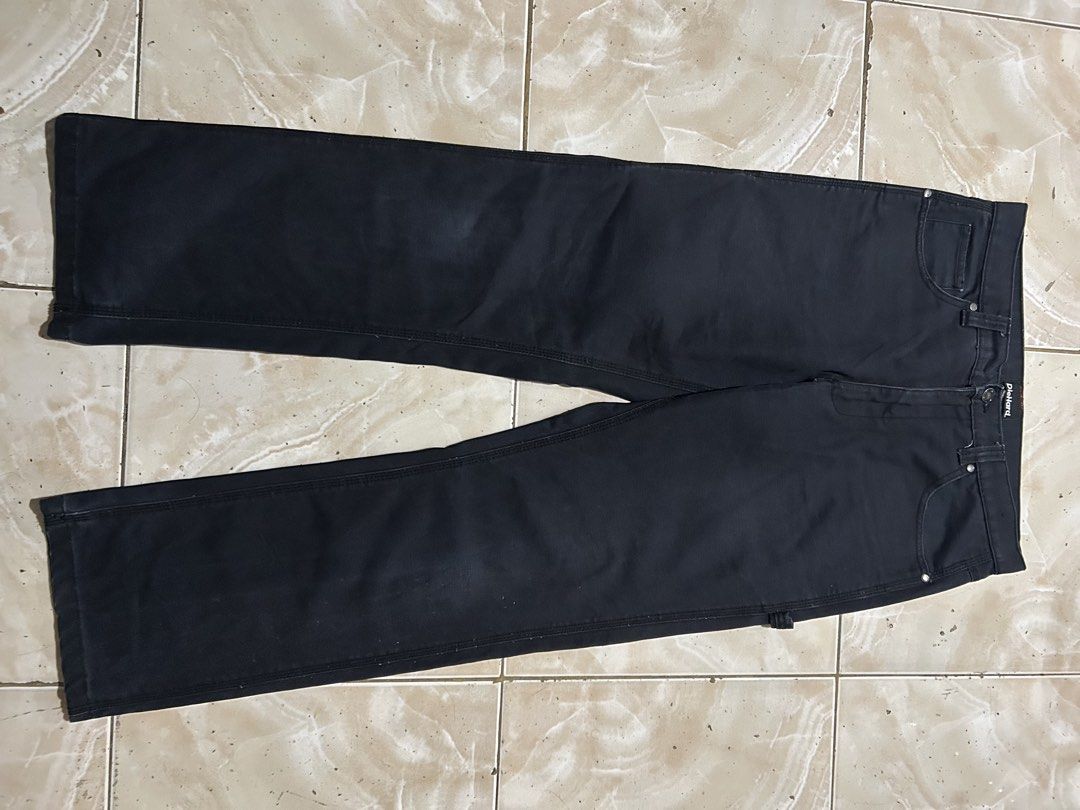 DieHard Black Workwear Painter Cargo Pants Size 32x32 (Category: Jeans) located in Manila. Submitted by johnlinhar98425 (Listing ID 1471077771, Image 1). Description: - Brand/Model: DieHard Black Utility Pants - Size: 32x32 - Material: Heavy-duty cotton canvas - Features: Multiple tool pockets, side hammer loop, clean stitching, and branded label on the back pocket - Best for: Job sites or everyday casual wear.